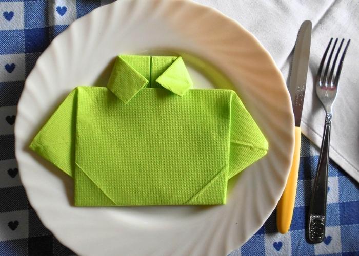 Come piegare un tovagliolo a forma di camicia per la festa del papà